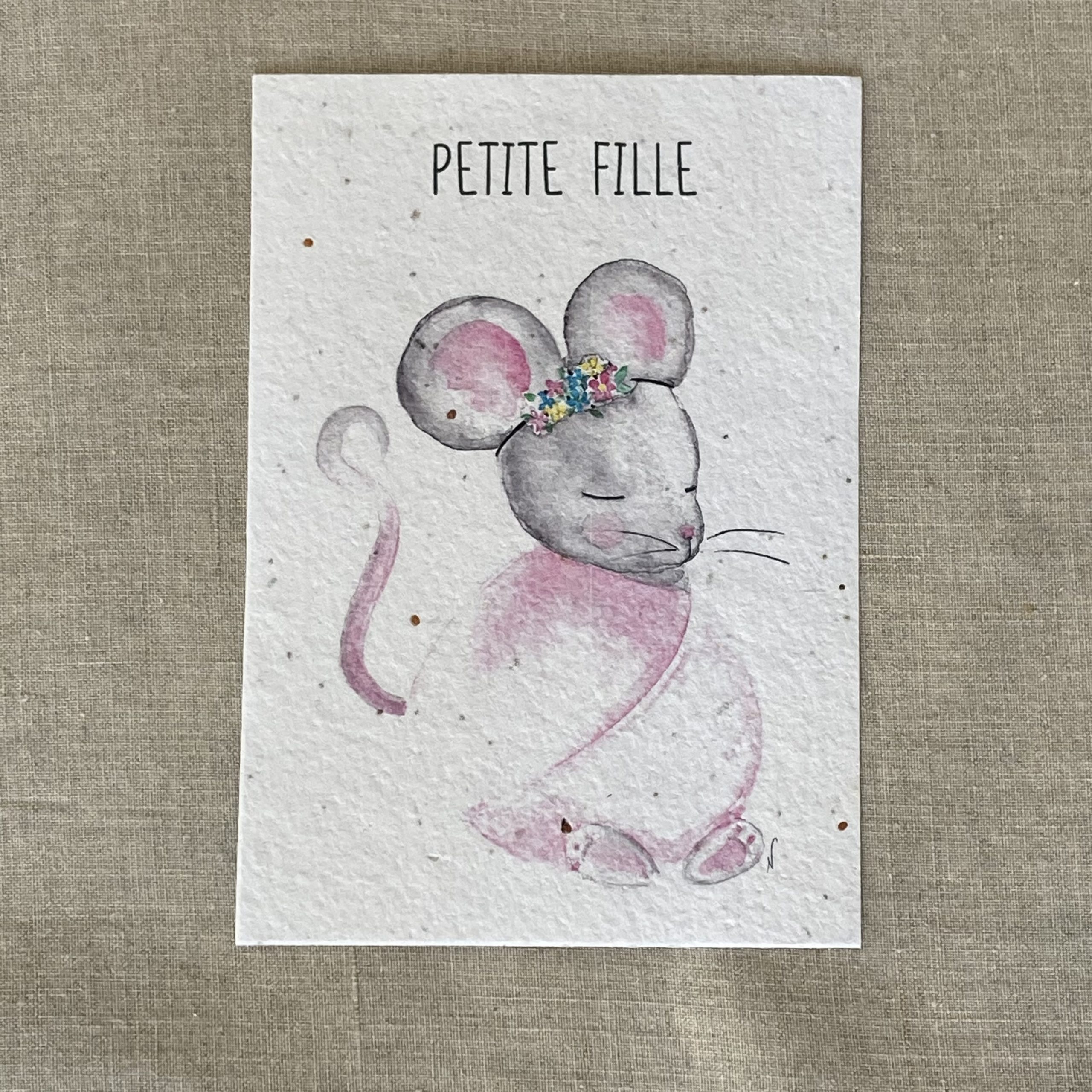 Carte à planter illustrée à l'aquarelle représentant une petite souris vêtue de rose et une couronne de fleurs avec l'inscription petite fille