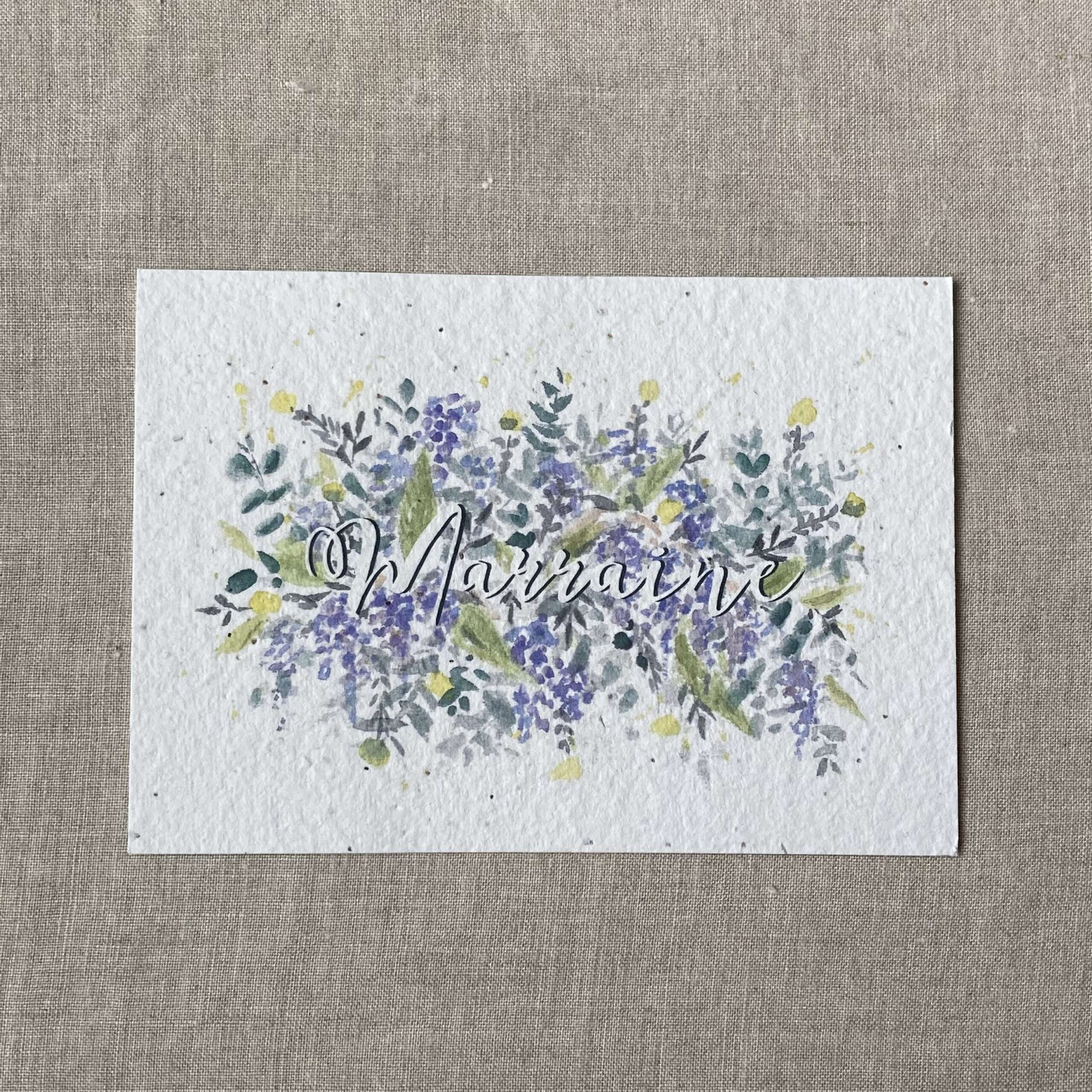 Carte à planter illustrée d'une aquarelle fleurie aux tons lilas avec inscription blanche Marraine